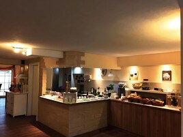 Free daily buffet breakfast 