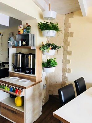 Her gün ücretsiz açık büfe kahvaltı