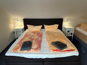 Grand-Zimmer, Mehrere Betten, Kühlschrank, Kanalblick | Kostenloses WLAN