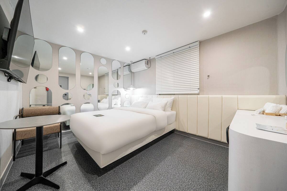 Luxury Double Room, Hot Tub, City View | Hypo-allergenic bedding available, memory foam beds, WiFi (free)