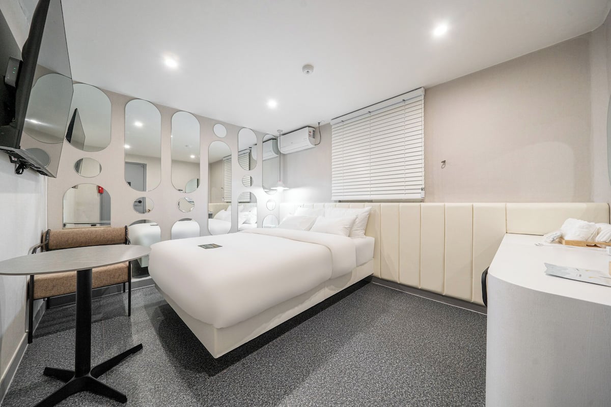 Luxury Double Room, Hot Tub, City View | Hypo-allergenic bedding available, memory foam beds, WiFi (free)
