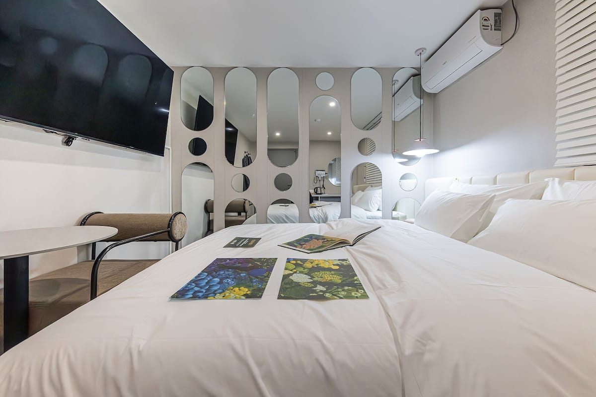Hypo-allergenic bedding, memory-foam beds, free WiFi, bed sheets