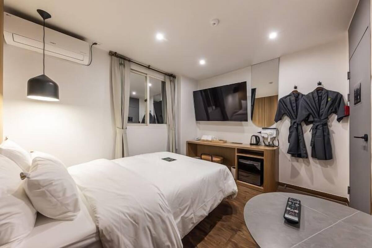 Hypo-allergenic bedding, memory-foam beds, free WiFi, bed sheets