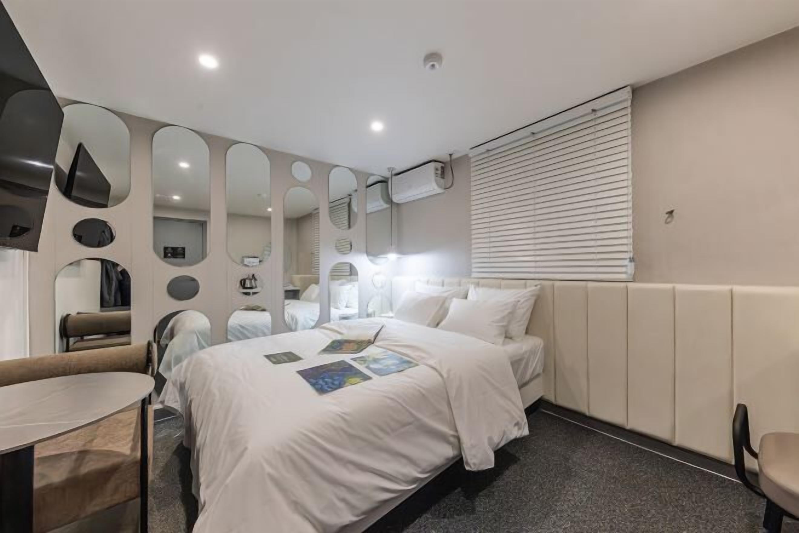 Hypo-allergenic bedding, memory-foam beds, free WiFi, bed sheets