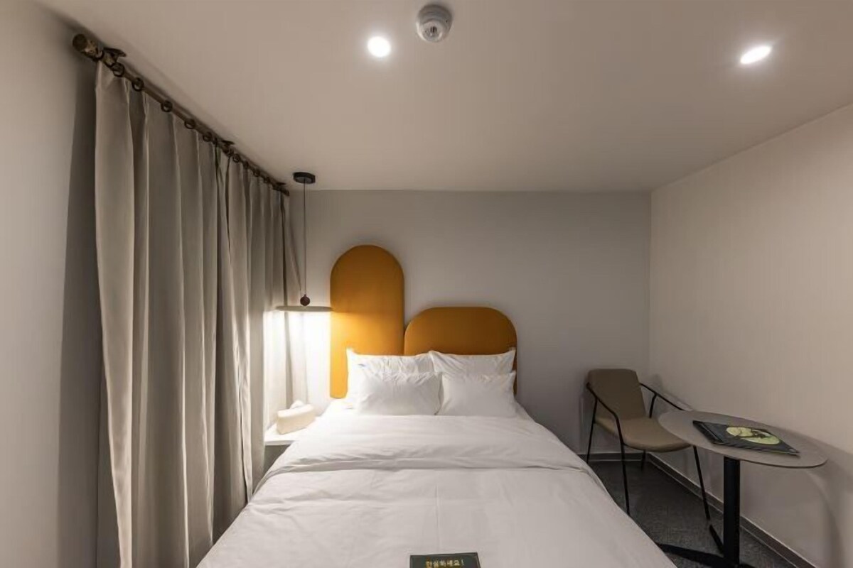 Hypo-allergenic bedding, memory-foam beds, free WiFi, bed sheets