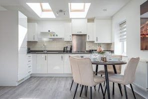 Fridge, microwave, oven, stovetop - Cozy and modern two-bedroom apartment (Dartford)