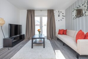 Smart TV, books, computer monitors, printers - Cozy and modern two-bedroom apartment (Dartford)