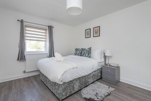 2 bedrooms, in-room safe, desk, iron/ironing board - Cozy and modern two-bedroom apartment (Dartford)