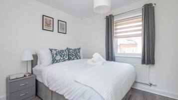 2 quartos, cofres nos quartos, escrivaninha