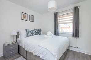 2 bedrooms, in-room safe, desk, iron/ironing board - Cozy and modern two-bedroom apartment (Dartford)