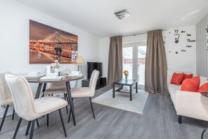 Dining - Cozy and modern two-bedroom apartment (Dartford)