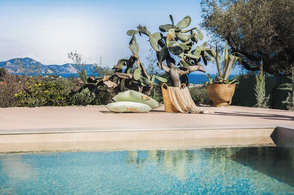 Seasonal outdoor pool - MyThea Villa (Lithakia)