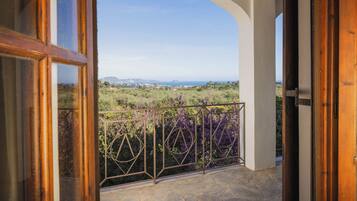 Villa, Balcony, Courtyard View | 3 bedrooms, in-room safe, blackout drapes, soundproofing