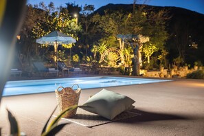 Piscine extérieure en saison
