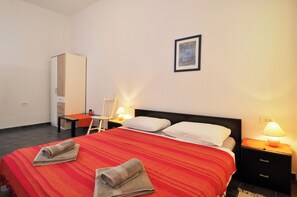 2 quartos, ferros/tábuas de passar roupa, Wi-Fi, roupa de cama