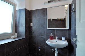 Secador de cabelo, toalhas de banho, sabonete, papel higiênico