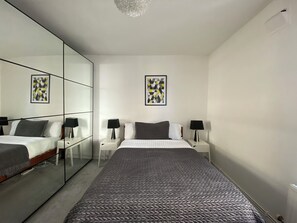 1 Schlafzimmer, Schreibtisch, Bügeleisen/Bügelbrett, Reisekinderbett