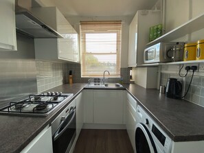 Een koelkast, een magnetron, een oven, een kookplaat