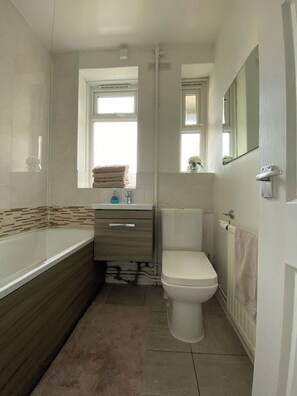 Haartrockner, Handtücher, Seife, Toilettenpapier