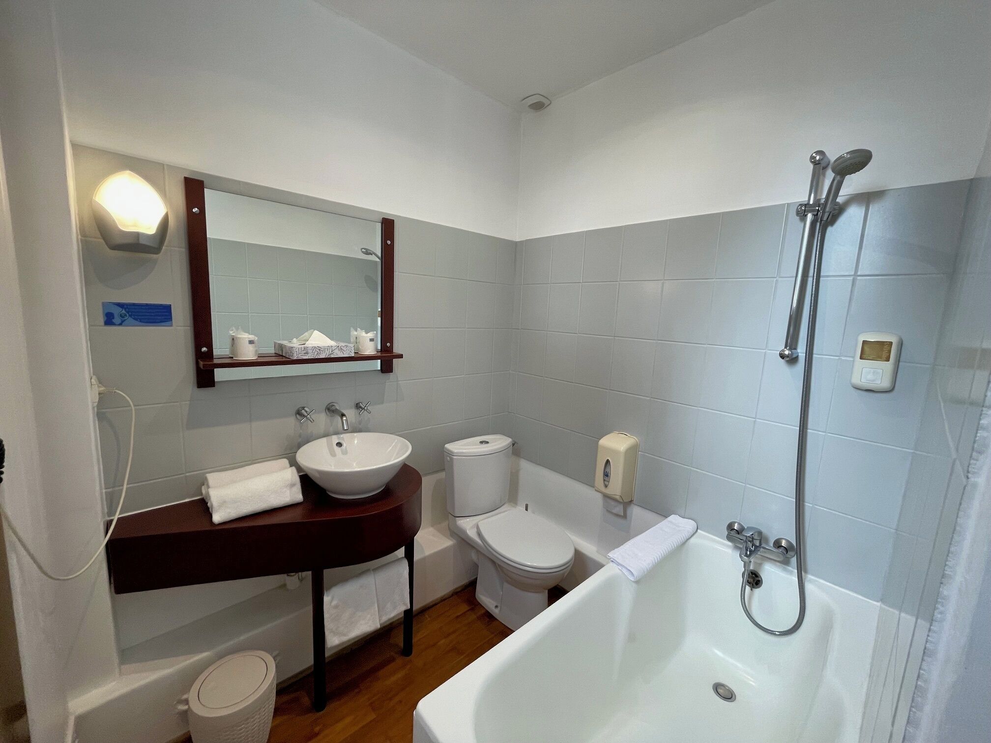 Un baño con lavamanos, inodoro y bañera.
