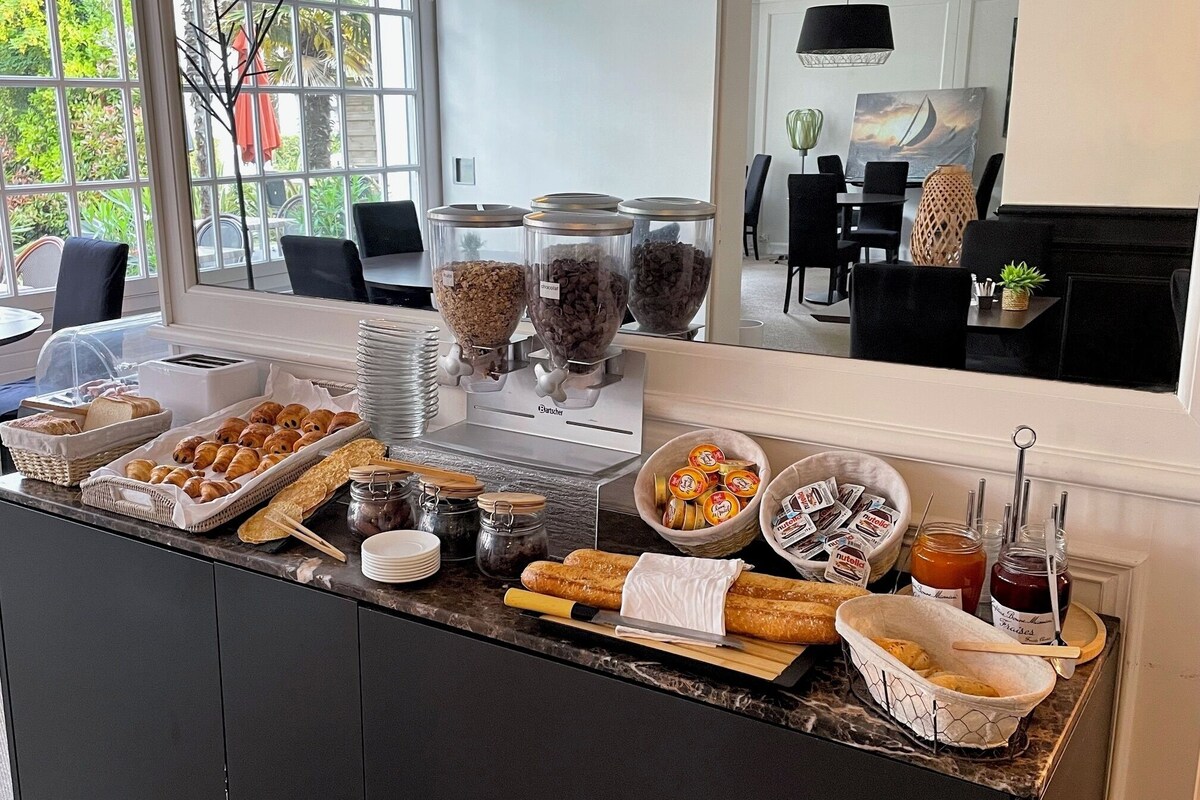 Ein reichhaltiges Frühstücksbuffet mit verschiedenen Speisen und Beilagen.