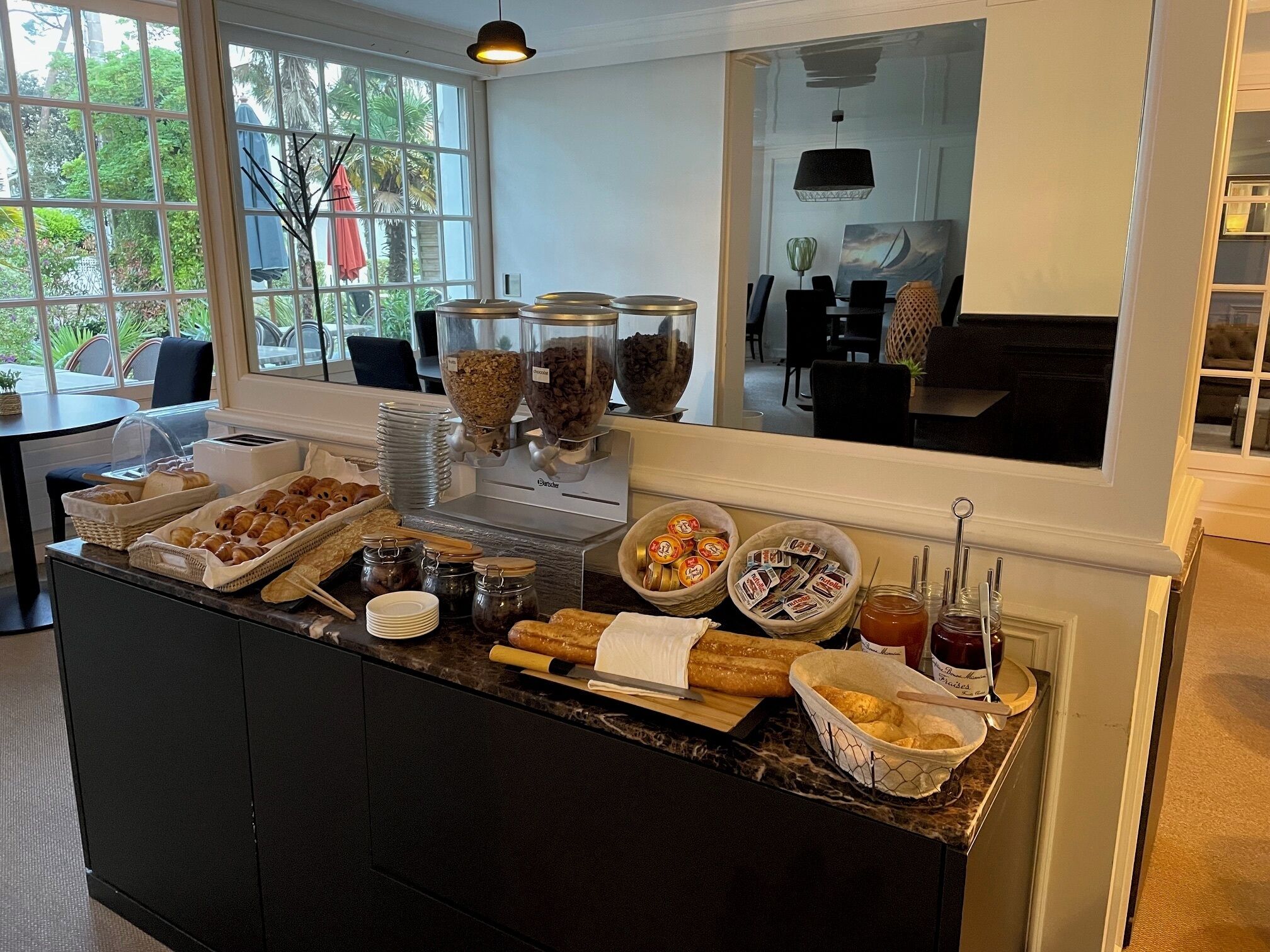 Un buffet de petit-déjeuner proposant une variété d’aliments et d’accompagnements.