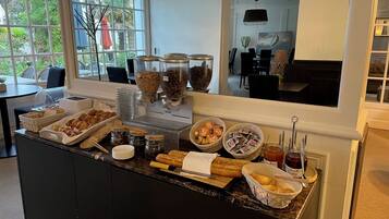 Un buffet de petit-déjeuner proposant une variété d’aliments et d’accompagnements.