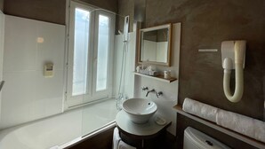 A modern bathroom with a bathtub, a sink, a mirror, and a shower. - Adonis Cottage La Baule (La Baule-Escoublac)