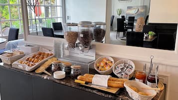 Daily continental breakfast (EUR 15 per person)