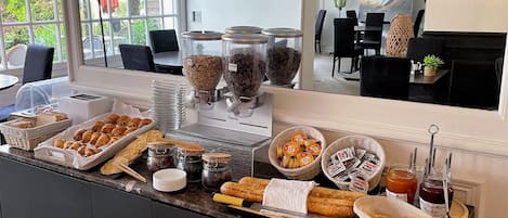 Petit déjeuner continental (15 EUR par personne)