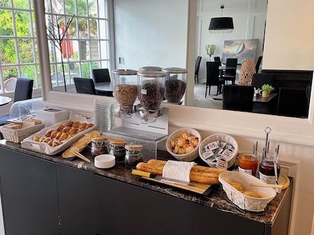 Daily continental breakfast (EUR 15 per person)