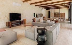 TV, offices - Beachfront Villa  - Stunning Pool (Tulum)