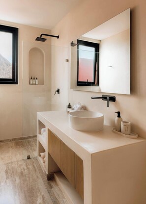 Douche, séchoir à cheveux, shampooing