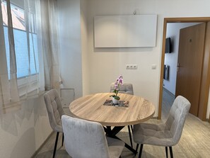 Apartamento superior, baño privado | Salón