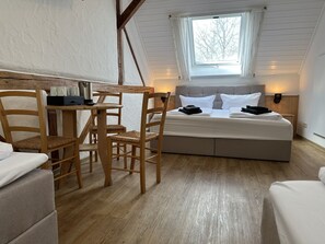Habitación cuádruple, baño privado | Ropa de cama de alta calidad, cunas (de pago), wifi gratis