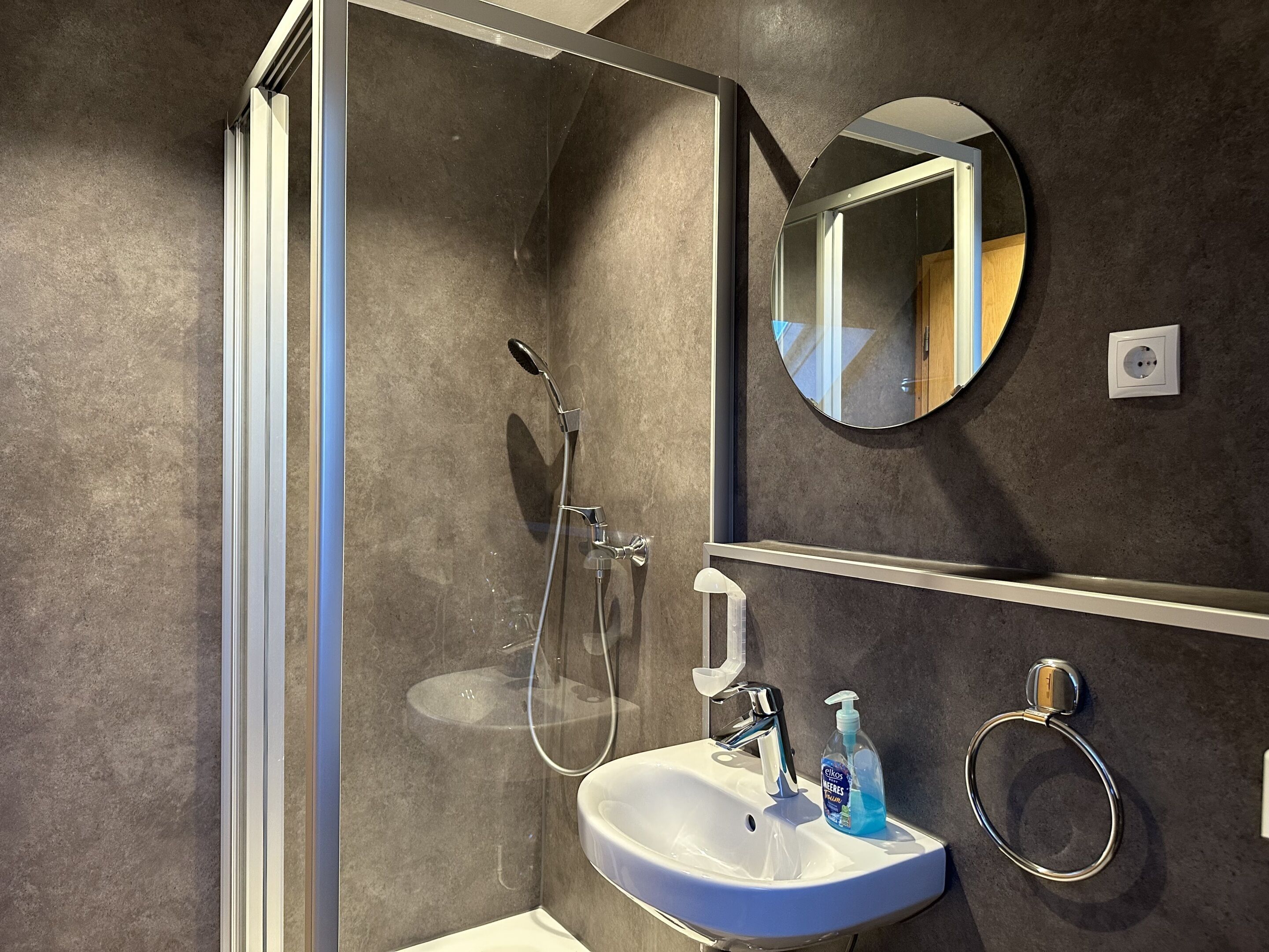 Basic Triple Room | Bathroom | Shower, hair dryer, towels, soap