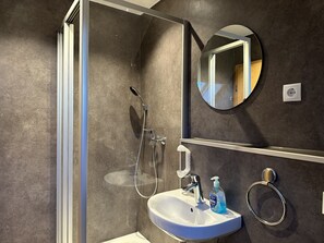 Basic Triple Room | Bathroom