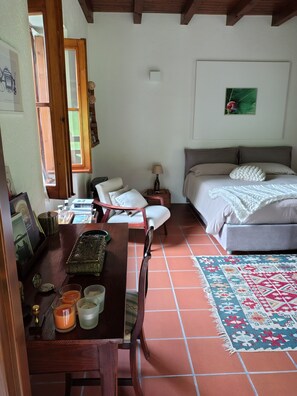 1 habitación, escritorio, tabla de planchar con plancha y wifi 