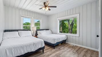 6 bedrooms, desk, iron/ironing board, free WiFi