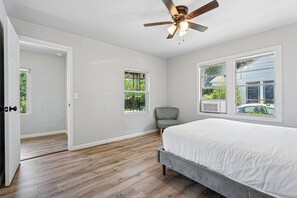 6 bedrooms, desk, iron/ironing board, free WiFi