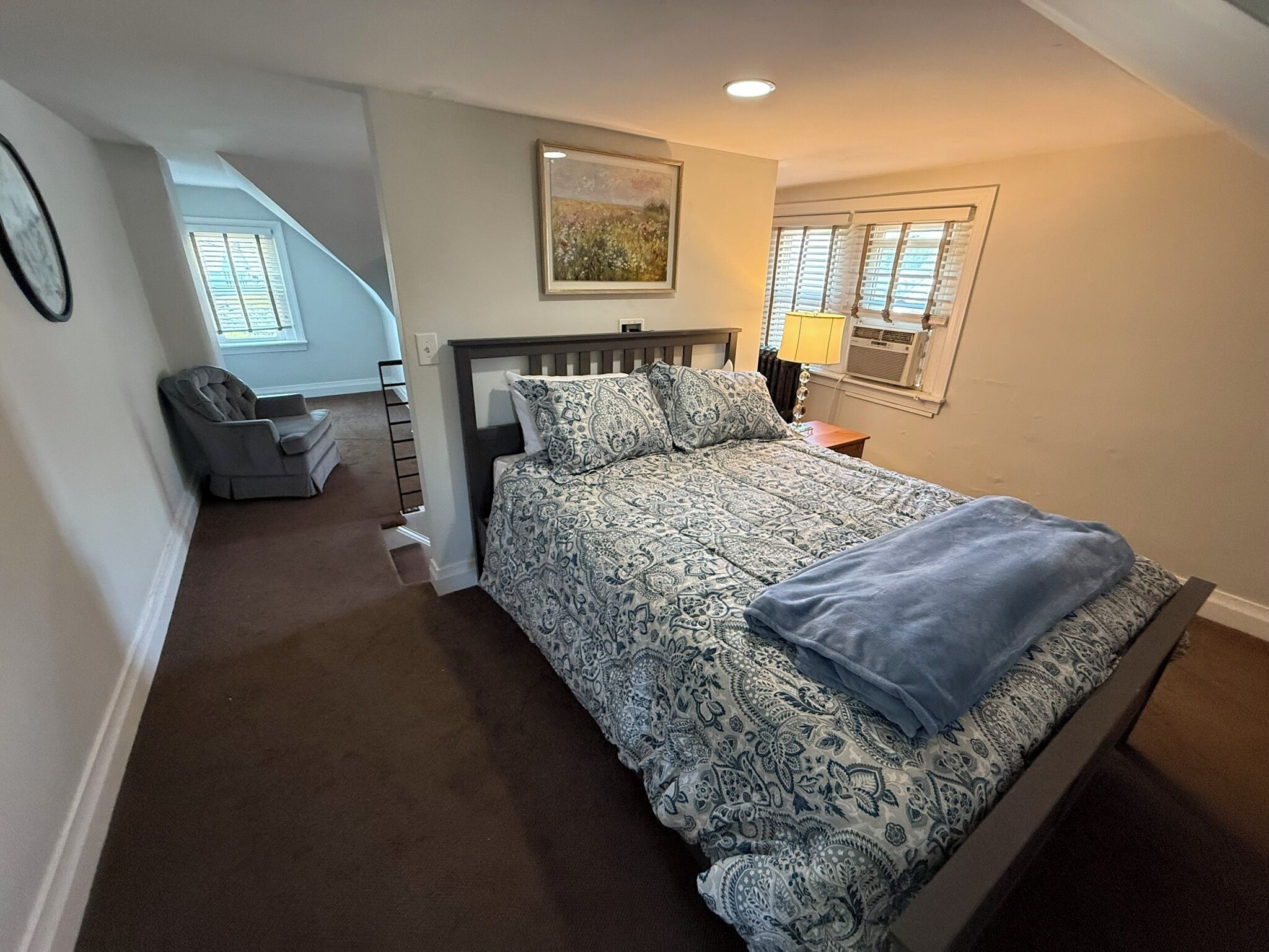 3 habitaciones, escritorio y tabla de planchar con plancha 