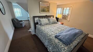 3 habitaciones, escritorio y tabla de planchar con plancha