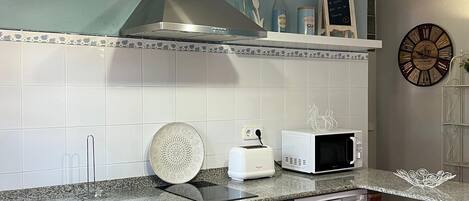 Een microgolfoven, een kookplaat