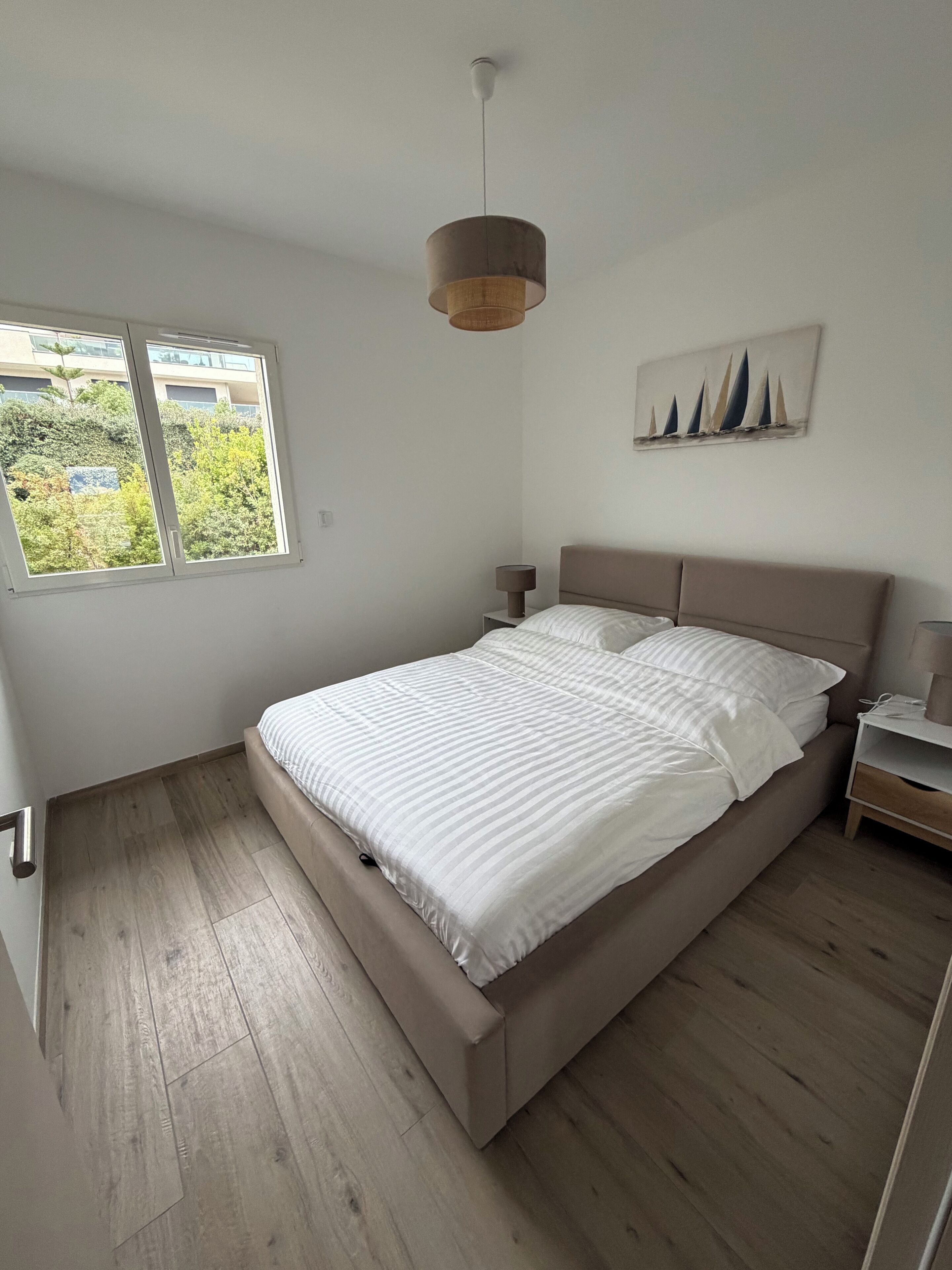 3 soverom, strykejern/-brett, internettilgang og sengetøy