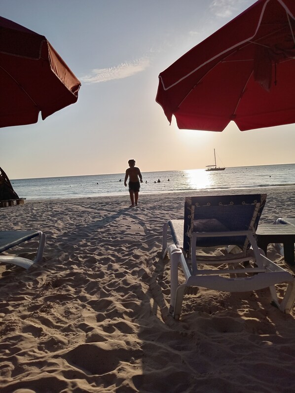 Beach - Tiny House 2 -bedroom Cabin with AC, WiFi, Close to beach and more in Negril JM. (Negril)