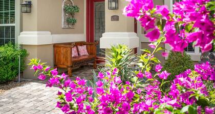 The Zen Flamingo – Elegant Private Oasis with Pool, and Outdoor Kitchen
