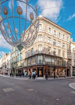 Point of interest - Mayfair hart of London 
Bond Street
Oxford street
Hyde Park
Piccadilly Circus (London)