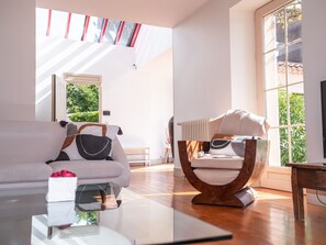 Fernseher, Kamin, Tischfußball, Tischtennisplatte