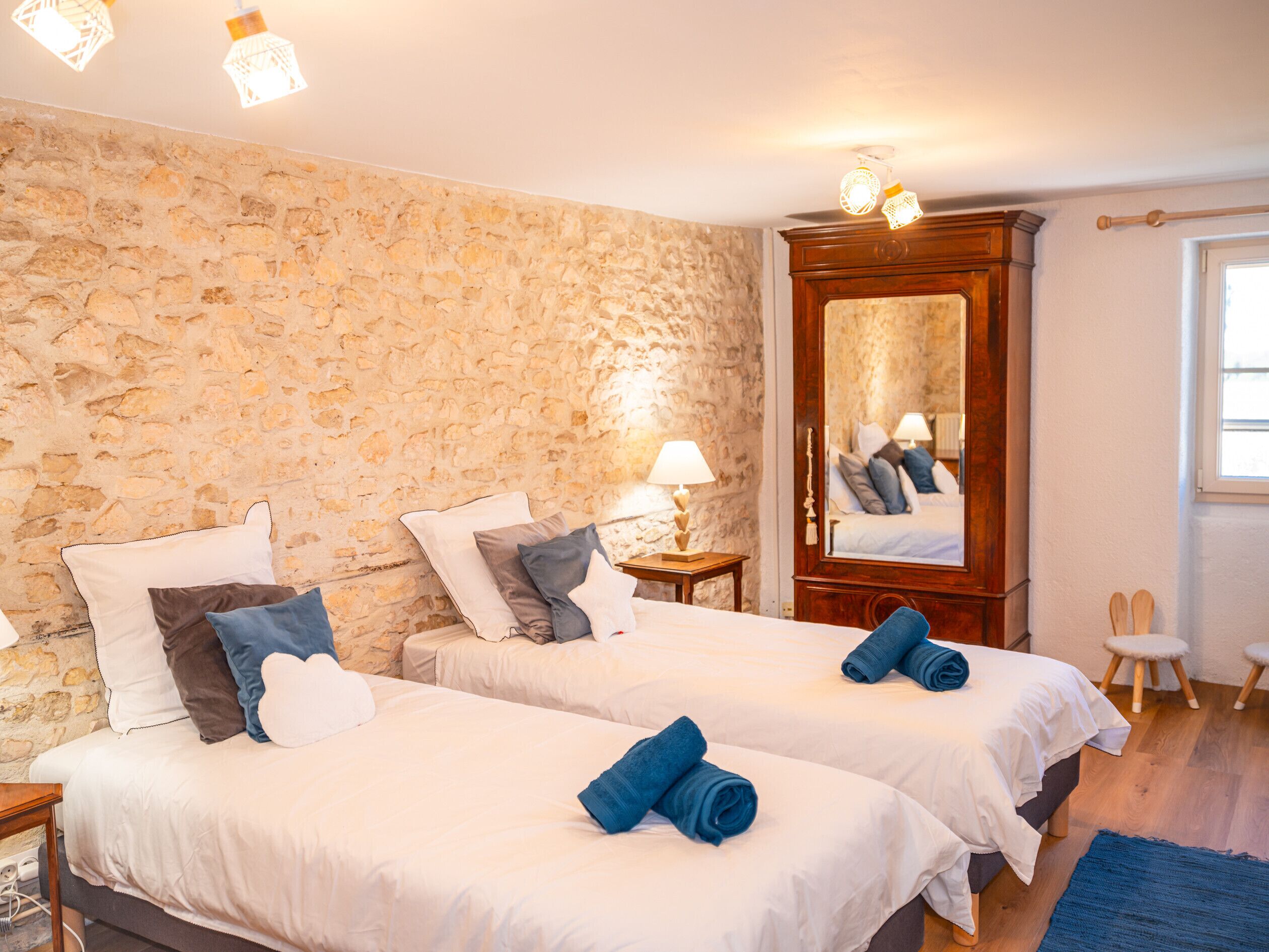 5 bedrooms, in-room safe, free WiFi, bed sheets