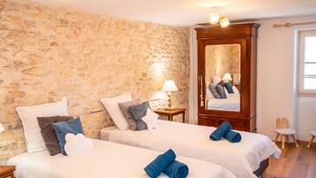 5 bedrooms, in-room safe, free WiFi, bed sheets